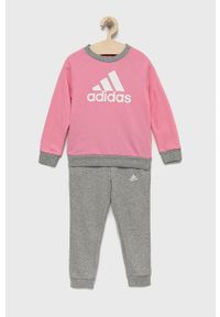 Adidas - adidas dres dziecięcy kolor różowy. Kolor: różowy. Materiał: dresówka #1