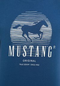 Mustang - MUSTANG ALEX C PRINT MĘSKI T-SHIRT KOSZULKA LOGO NADRUK INSIGNIA BLUE 1013803 5230. Wzór: nadruk #7