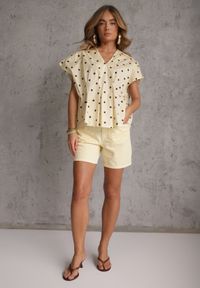 Renee - Żółta Bluzka Bawełniana w Groszki Oversize Jeniera. Okazja: na co dzień. Typ kołnierza: dekolt w serek. Kolor: żółty. Długość: krótkie. Wzór: grochy. Materiał: bawełna. Długość rękawa: krótki rękaw. Sezon: wiosna, lato. Styl: retro, casual #3