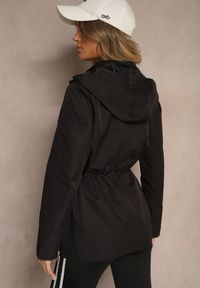 Renee - Czarna Kurtka o Kroju Parki z Odpinanym Kapturem Zdobiona Zamkami Norloti. Okazja: na co dzień. Kolor: czarny. Materiał: dzianina, jeans. Wzór: aplikacja. Styl: klasyczny, casual #4