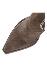 Brązowe Kozaki Alma En Pena Eleganckie Buty Damskie. Zapięcie: zamek. Kolor: brązowy. Materiał: jeans, materiał, skóra. Wzór: aplikacja. Sezon: zima, jesień. Styl: elegancki #4