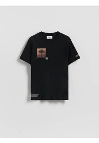 Reserved - T-shirt regular z nadrukiem - czarny. Kolor: czarny. Materiał: bawełna, dzianina. Wzór: nadruk