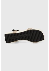 Calvin Klein Jeans sandały WEDGE BLCOK SANDAL SATIN/HW damskie kolor biały na platformie YW0YW00980. Zapięcie: klamry. Kolor: biały. Materiał: włókno, materiał. Obcas: na platformie #5