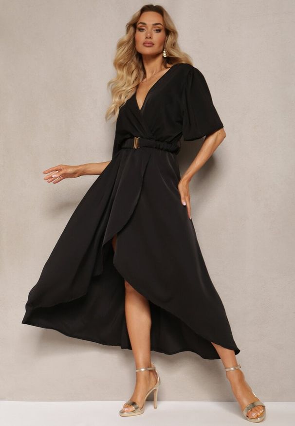 Renee - Czarna Sukienka o Kopertowym Kroju z Marszczoną Gumką i Paskiem w Talii Dariane. Kolor: czarny. Długość rękawa: krótki rękaw. Sezon: lato. Typ sukienki: kopertowe. Styl: elegancki