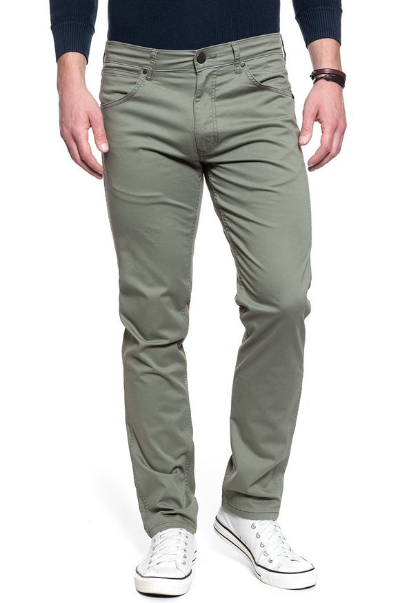 Wrangler - MĘSKIE SPODNIE MATERIAŁOWE WRANGLER GREENSBORO DUSTY OLIVE W15QWA275. Materiał: materiał