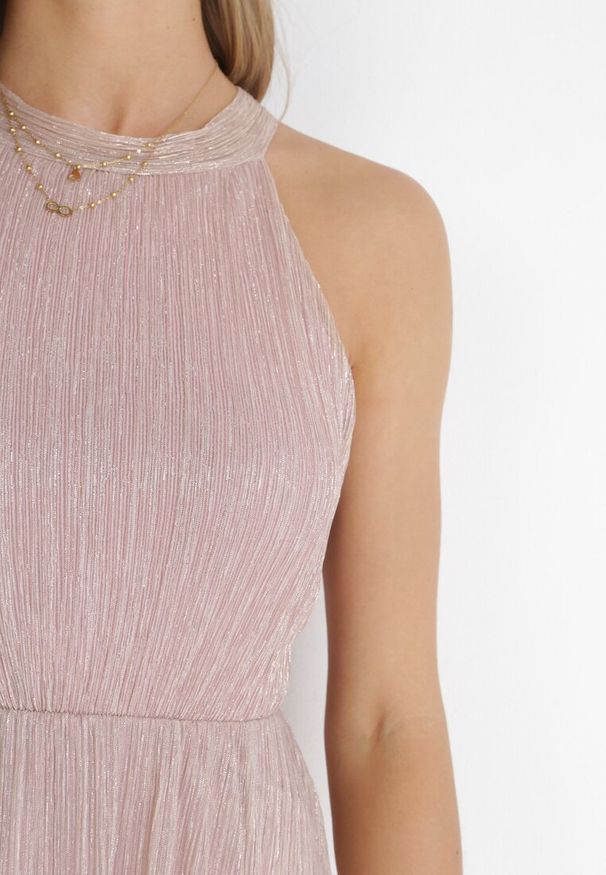 Born2be - Różowa Koktajlowa Sukienka z Gumką w Talii z Metaliczną Nicią Lilyan. Kolor: różowy. Wzór: aplikacja. Styl: wizytowy. Długość: maxi