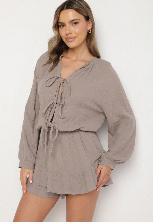 Born2be - Ciemnobeżowy Wiązany Bawełniany Kombinezon Boho z Falbankami i Wiązaniem Lalelia. Kolor: beżowy. Materiał: bawełna. Sezon: lato. Styl: boho