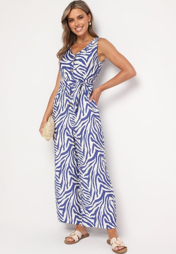 Born2be - Niebieski Kombinezon z Dodatkiem Wiskozy Wykończony Paskiem i Gumką w Talii Corivia. Okazja: na co dzień. Kolor: niebieski. Materiał: wiskoza. Styl: casual, elegancki