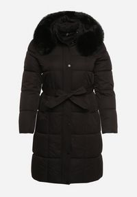Born2be - Czarna Pikowana Kurtka z Kapturem z Futrem i Wiązanym Paskiem Mevinatia. Okazja: na co dzień. Typ kołnierza: kaptur. Kolekcja: plus size. Kolor: czarny. Materiał: futro. Styl: casual, klasyczny #4