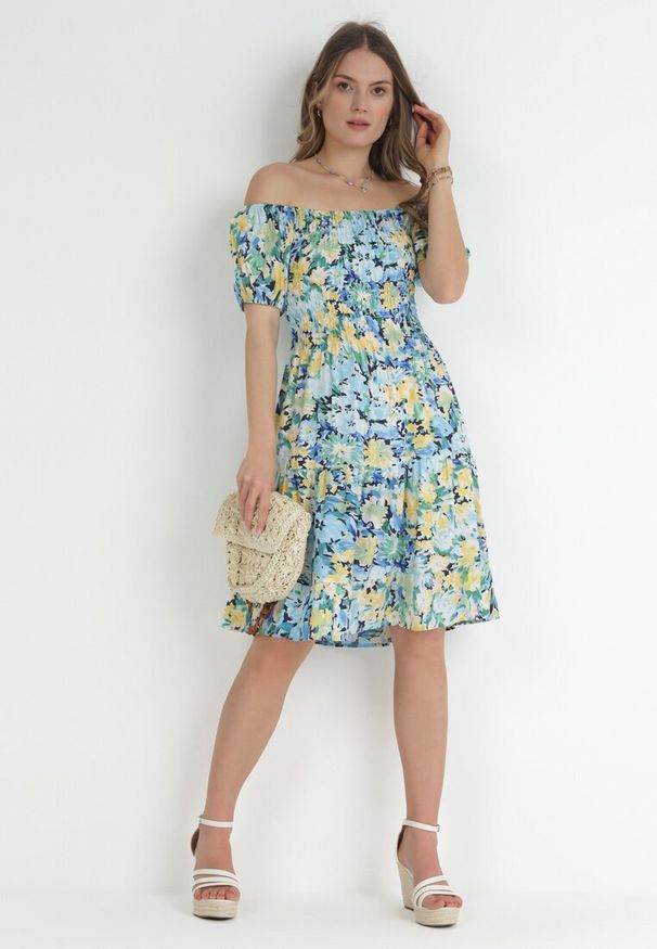 Born2be - Niebieska Sukienka z Hiszpańskim Dekoltem z Wiskozy w Kwiaty Beliitra. Typ kołnierza: dekolt hiszpanka. Kolor: niebieski. Materiał: wiskoza. Wzór: kwiaty