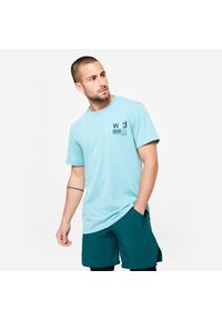 DOMYOS - Koszulka fitness męska Domyos slim krótki rękaw. Kolor: niebieski. Materiał: poliester, poliamid, materiał, wiskoza, elastan. Długość rękawa: krótki rękaw. Długość: krótkie. Sport: fitness