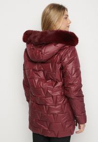 Born2be - Bordowa Pikowana Kurtka z Kapturem z Futerkiem Azilma. Okazja: na co dzień, na spacer. Typ kołnierza: kaptur. Kolekcja: plus size. Kolor: czerwony. Materiał: futro. Wzór: aplikacja. Styl: klasyczny, casual #4