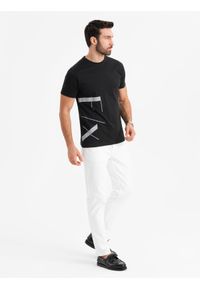 Ombre Clothing - Męska koszulka z bawełnianego jerseyu z dużym bocznym napisem – czarna V1 - Rozmiar: XL. Okazja: na co dzień. Kolor: czarny. Materiał: jersey, bawełna. Wzór: napisy. Styl: klasyczny, sportowy, casual #5