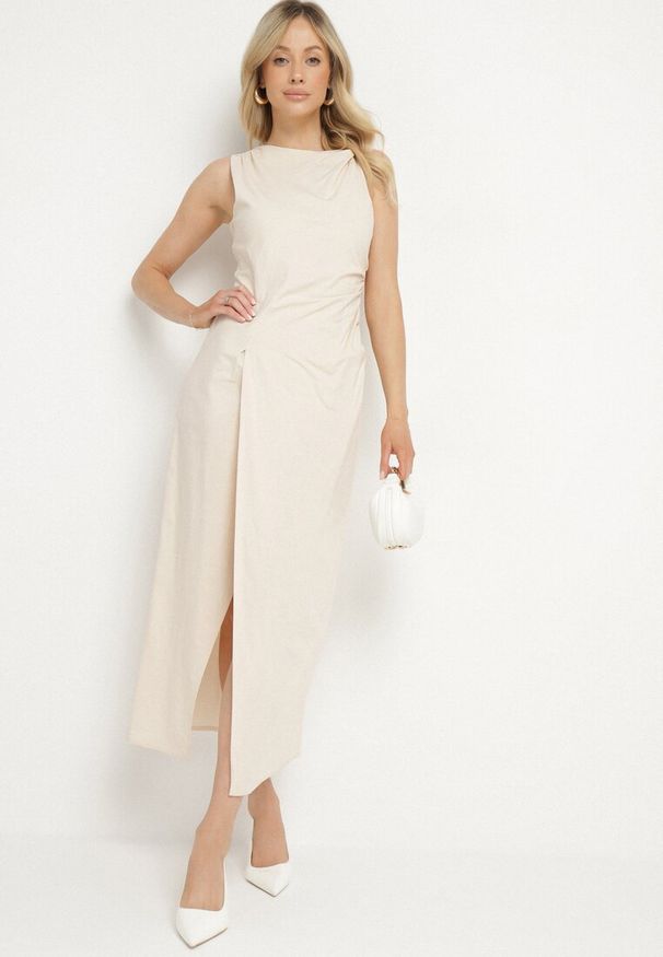 Born2be - Jasnobeżowa Sukienka Dopasowana z Bawełną i Wiskozą z Rozcięciem Turilia. Okazja: na co dzień. Kolor: beżowy. Materiał: wiskoza, bawełna. Typ sukienki: dopasowane. Styl: elegancki, casual, klasyczny. Długość: midi