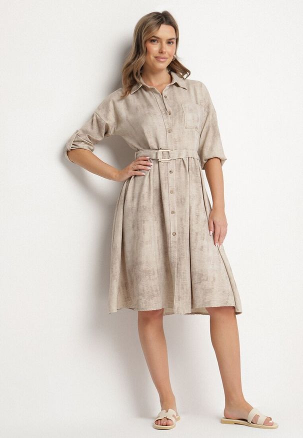Born2be - Beżowa Sukienka o Koszulowym Kroju z Paskiem z Klamrą Evelmio. Okazja: na co dzień. Typ kołnierza: kołnierzyk klasyczny. Kolor: beżowy. Materiał: jeans. Długość rękawa: długi rękaw. Typ sukienki: koszulowe. Styl: klasyczny, casual, elegancki