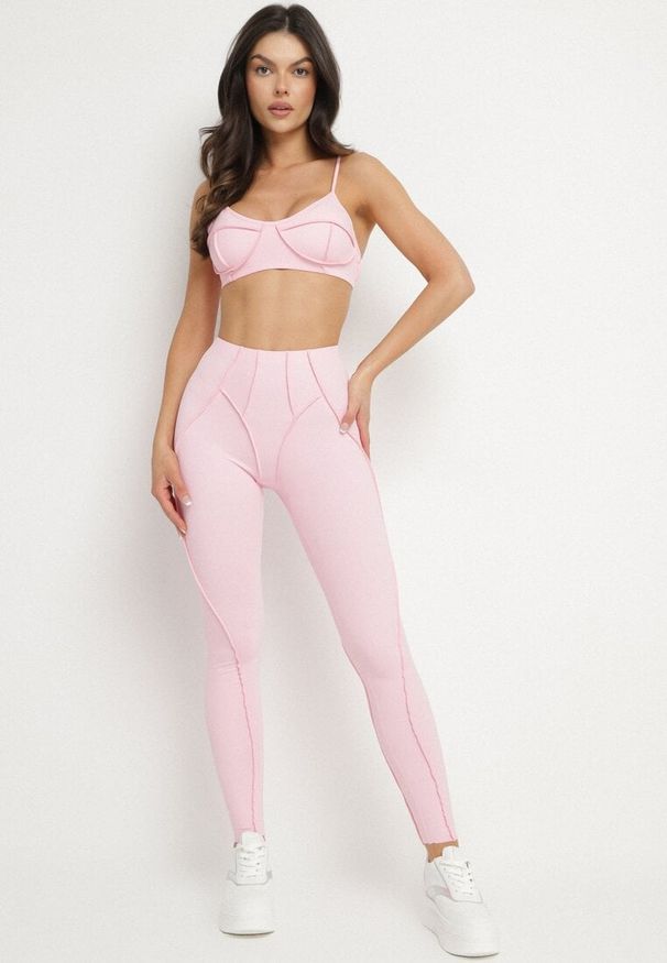 Born2be - Jasnoróżowy Komplet Sportowy z Ozdobnymi Przeszyciami Legginsy i Top na Ramiączkach Filinella. Kolor: różowy. Materiał: skóra