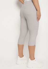 Born2be - Jasnoszare Spodnie z Bawełny o Kroju Capri Dolonisa. Okazja: na co dzień. Kolor: szary. Materiał: bawełna. Styl: młodzieżowy, elegancki, casual