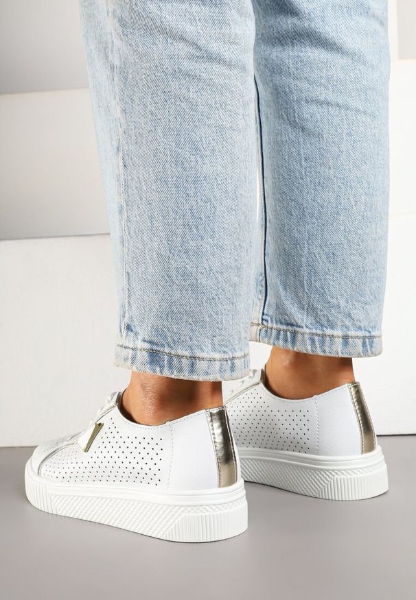 Renee - Białe Sneakersy Skórzane Ozdobione Aplikacją i Perforacją Nilairis. Okazja: na co dzień. Kolor: biały. Materiał: skóra. Wzór: aplikacja