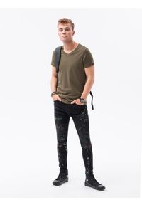 Ombre Clothing - Klasyczna męska koszulka z dekoltem w serek BASIC - ciemnooliwkowy V6 - Rozmiar: S. Typ kołnierza: dekolt w serek. Kolor: oliwkowy. Materiał: jeans, bawełna. Długość: krótkie. Styl: klasyczny #5