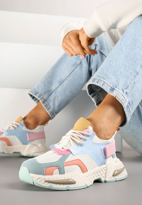 Born2be - Niebiesko-Białe Sneakersy Streetwearowe na Podeszwie z Tłoczeniami i Rzepem Zilanne. Okazja: na co dzień. Zapięcie: rzepy. Kolor: niebieski. Materiał: jeans. Obcas: na płaskiej podeszwie