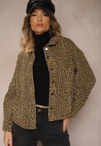 Renee - Brązowa Jeansowa Kurtka Koszulowa w Panterkowy Print Cesida. Okazja: na co dzień. Typ kołnierza: kołnierz z falbankami. Kolor: brązowy. Materiał: jeans. Długość rękawa: długi rękaw. Długość: długie. Wzór: nadruk. Styl: casual, elegancki, wizytowy