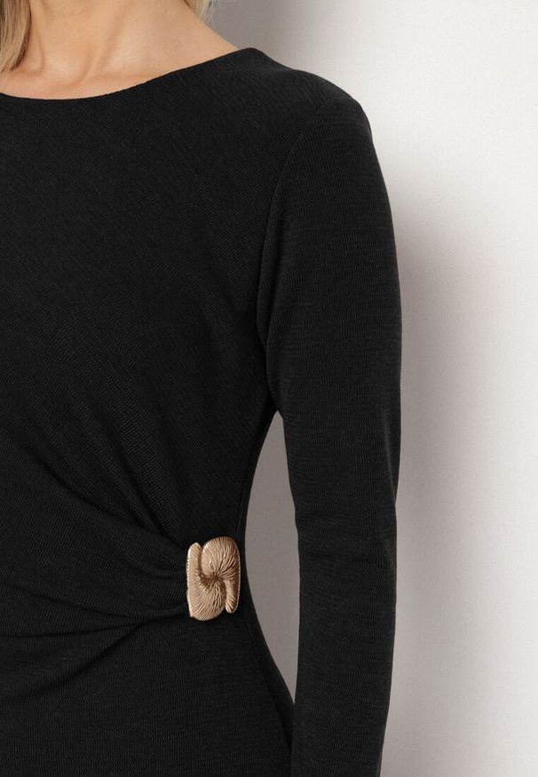 Born2be - Czarna Dopasowana Sukienka z Wiskozą i Metaliczną Ozdobą Tivallea. Kolor: czarny. Materiał: wiskoza. Wzór: aplikacja. Styl: klasyczny