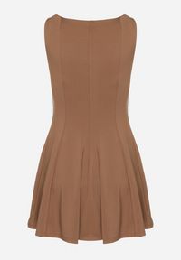 Born2be - Brązowa Sukienka z Wiskozą o Rozkloszowanym Kroju Bez Rękawów Nalomira. Okazja: na co dzień. Kolor: brązowy. Materiał: wiskoza. Długość rękawa: bez rękawów. Styl: klasyczny, casual, elegancki #5