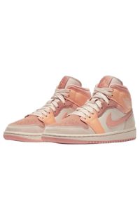 Buty do chodzenia męskie Nike Air Jordan 1 Retro Mid. Kolor: pomarańczowy. Materiał: skóra. Szerokość cholewki: normalna. Sport: turystyka piesza