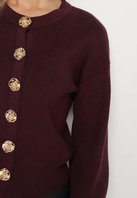 Born2be - Bordowy Kardigan z Wiskozą z Ozdobnymi Napami i Bufiastymi Rękawami Acalte. Okazja: do pracy. Kolor: czerwony. Materiał: wiskoza. Styl: klasyczny, elegancki #4