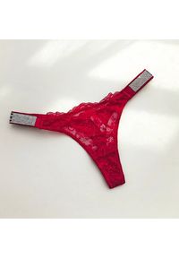 Intica - Stringi koronkowe z ozdobnym napisem Maruschka. Kolor: czerwony. Materiał: koronka. Wzór: napisy