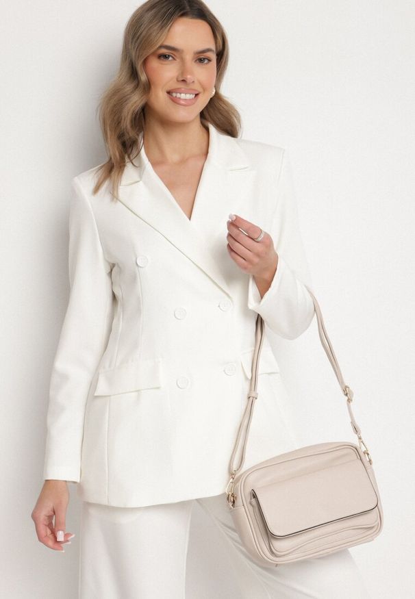 Born2be - Jasnobeżowa Jednokomorowa Torebka z Ekoskóry z Regulowanym Paskiem i Kieszenią z Klapą na Magnes Adena. Kolor: beżowy. Styl: klasyczny, elegancki, casual
