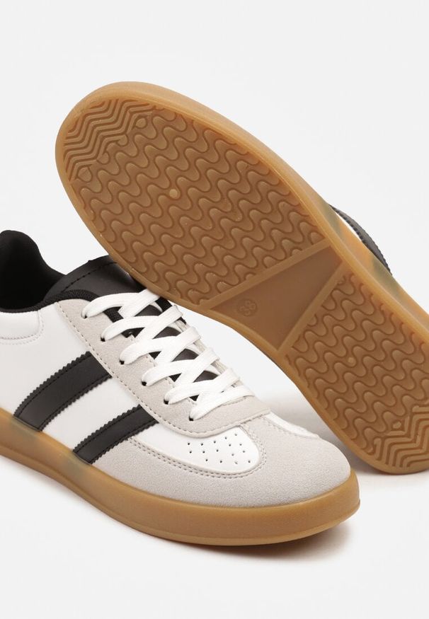Renee - Biało-Czarne Sneakersy w Stylu Klasycznych Tenisówek Zdobione Przeszyciami Ivelfia. Okazja: na co dzień, na spacer. Kolor: biały. Materiał: jeans. Wzór: aplikacja. Sport: turystyka piesza