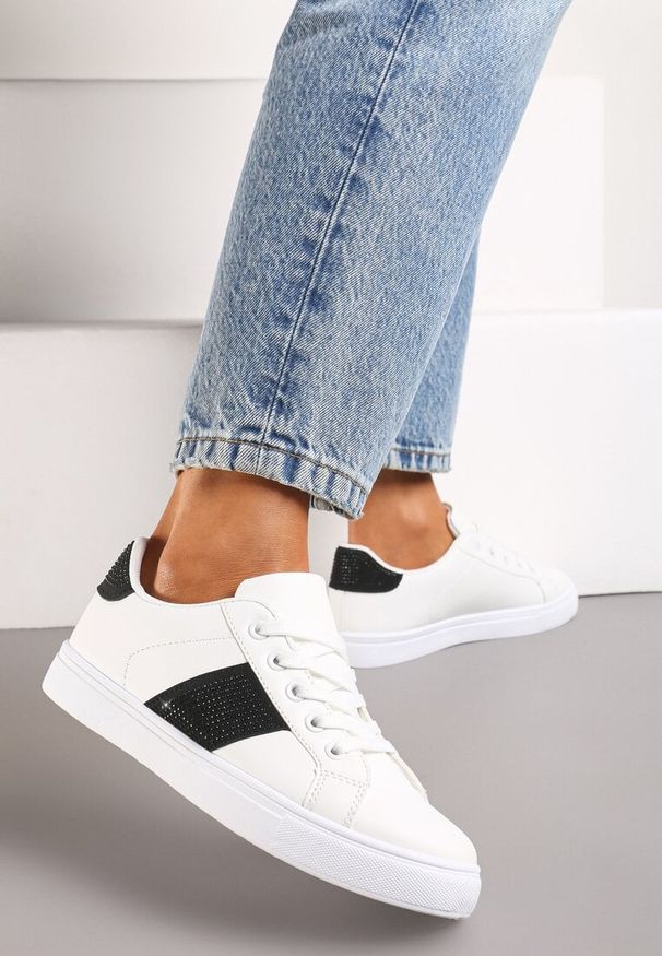 Renee - Biało-Czarne Sneakersy ze Wstawkami Pokrytymi Cyrkoniami Almarie. Nosek buta: okrągły. Zapięcie: sznurówki. Kolor: biały. Materiał: materiał. Obcas: na obcasie. Wysokość obcasa: niski