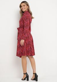 Born2be - Czerwona Sukienka Koszulowa Wiązana w Pasie Macedonia. Kolor: czerwony. Materiał: materiał. Długość rękawa: długi rękaw. Wzór: nadruk. Typ sukienki: koszulowe. Styl: elegancki. Długość: midi #4