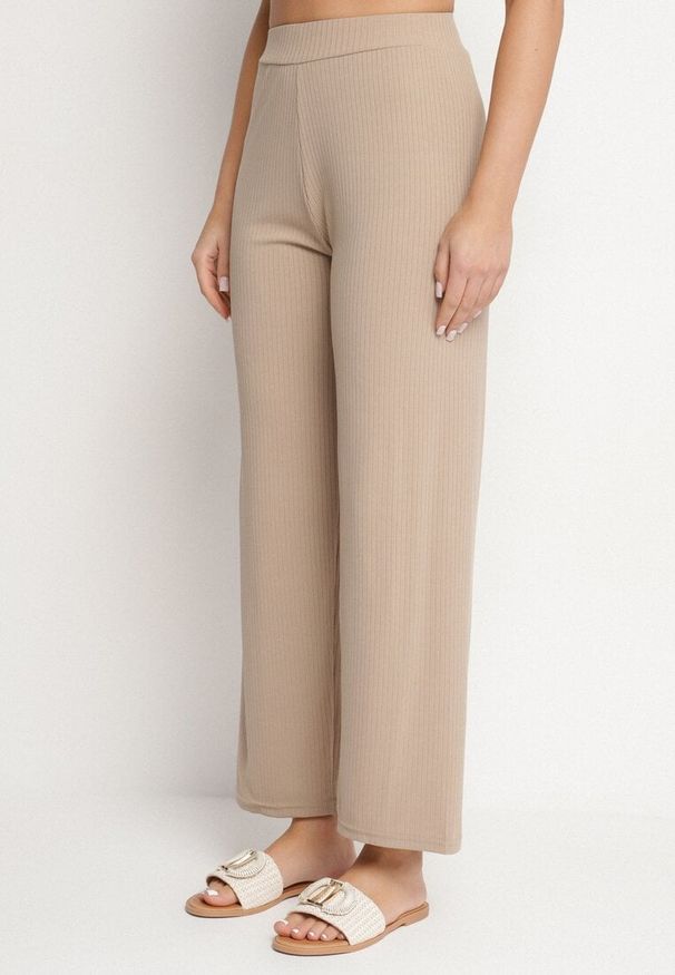 Born2be - Ciemnobeżowe Prążkowane Spodnie Szerokie z Gumką w Pasie Drasia. Kolor: beżowy. Materiał: prążkowany