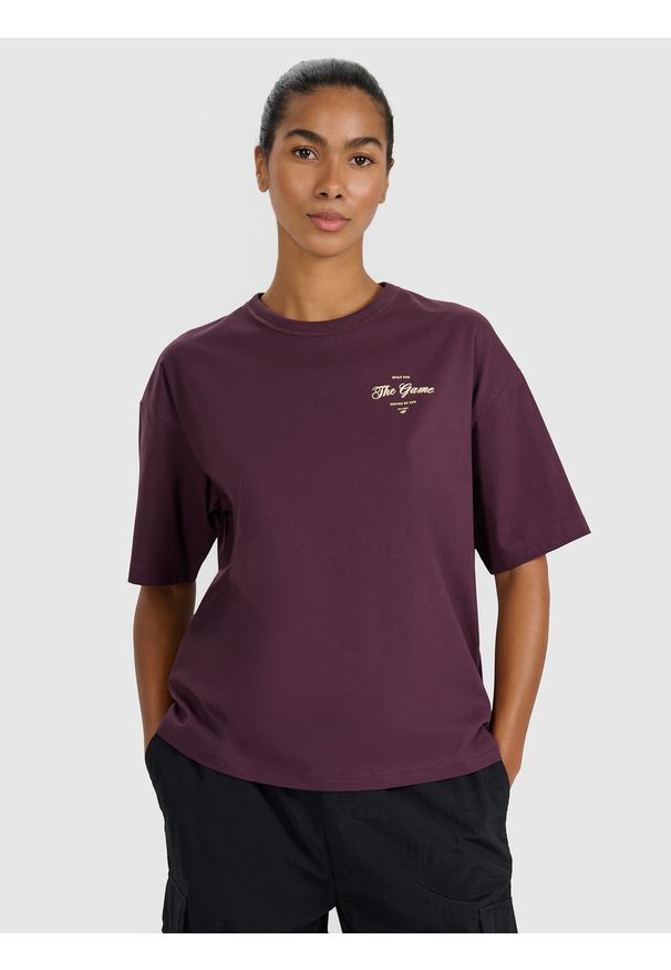 4f - 4F T-shirt oversize z nadrukiem damski - fioletowy XXL. Okazja: na co dzień. Kolor: fioletowy. Materiał: materiał, bawełna, jersey, dzianina. Długość rękawa: krótki rękaw. Długość: krótkie. Wzór: nadruk. Styl: sportowy, klasyczny, casual