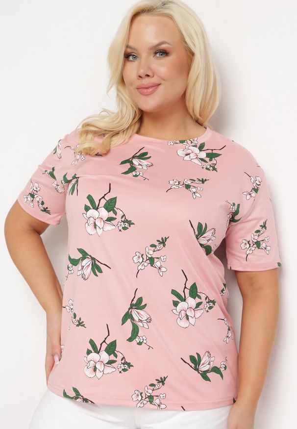 Born2be - Różowy T-shirt Koszulka z Krótkim Rękawem w Kwiaty Henubia. Okazja: na co dzień. Kolekcja: plus size. Kolor: różowy. Materiał: materiał. Długość rękawa: krótki rękaw. Długość: krótkie. Wzór: kwiaty. Styl: elegancki, casual