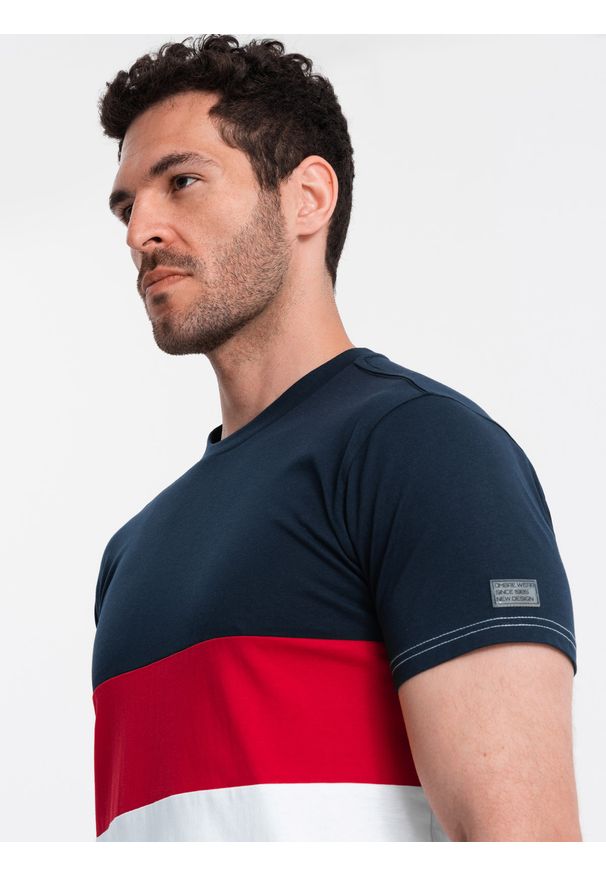 Ombre Clothing - T-shirt męski trójkolorowy w szerokie pasy - granatowo-biały V1 - Rozmiar: XXL. Okazja: na co dzień. Kolor: niebieski. Materiał: materiał, bawełna. Wzór: aplikacja. Styl: elegancki, casual