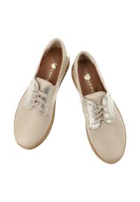 Półbuty damskie Armodo, cholewka ze skóry naturalnej gładkiej z metaliczną wstawką klasyczne sznurowanie zaokrąglony nosek gruba warstwowa podeszwa w. Zapięcie: sznurówki. Kolor: złoty. Materiał: skóra. Szerokość cholewki: normalna. Wzór: gładki. Styl: klasyczny #3