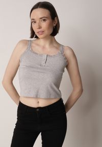 Born2be - Szary Top z Bawełny Ozdobiony Guzikami i Koronką przy Dekolcie Beralie. Okazja: na co dzień. Kolor: szary. Materiał: bawełna, koronka. Wzór: aplikacja, koronka. Styl: casual, elegancki, klasyczny #1