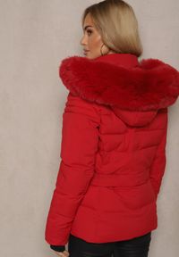 Renee - Czerwona Kurtka z Pikowaniem Odpinanym Kapturem i Futerkiem z Paskiem Vortinay. Okazja: na co dzień. Kolor: czerwony. Materiał: futro. Styl: elegancki, casual #3