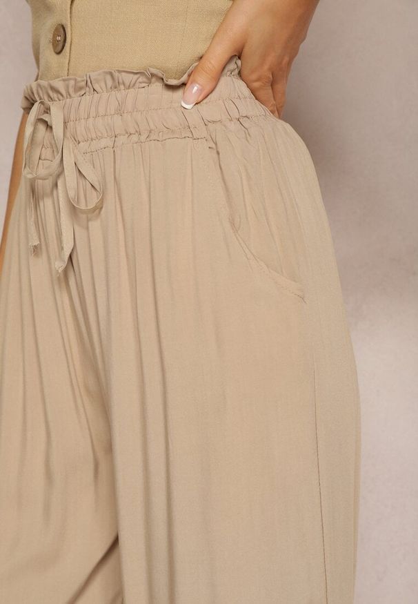 Renee - Jasnobeżowe Spodnie Palazzo High Waist z Bawełny Wykończone Gumką w Talii Nellsea. Okazja: na co dzień. Stan: podwyższony. Kolor: beżowy. Materiał: bawełna. Styl: elegancki, casual