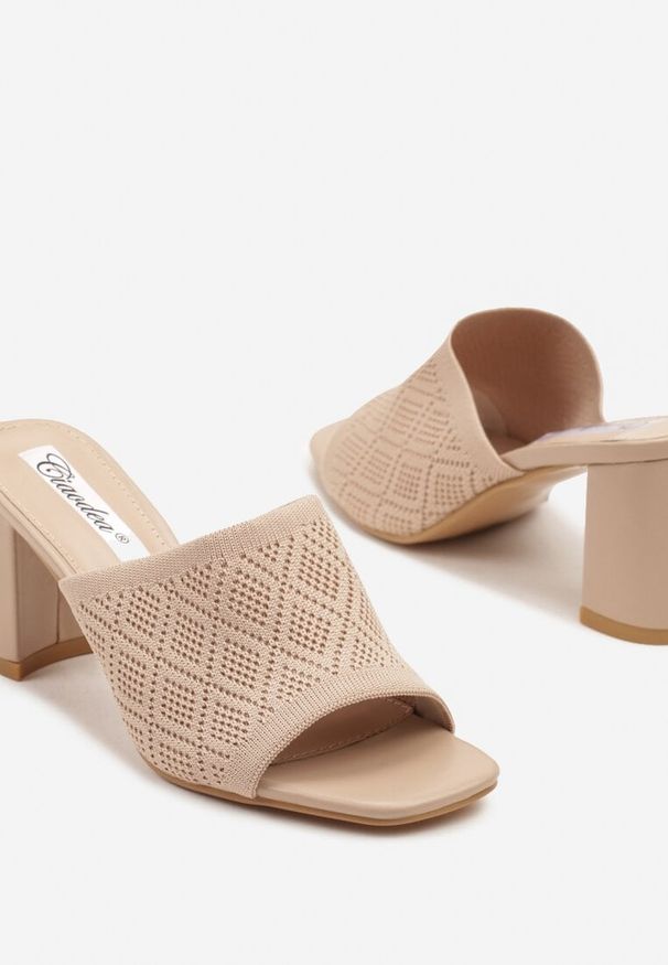 Renee - Beżowe Klapki z Perforacją na Słupkowym Obcasie o Zaokrąglonym Kształcie Alaisia. Okazja: na co dzień. Kolor: beżowy. Materiał: jeans. Obcas: na obcasie. Styl: casual, elegancki, wizytowy. Wysokość obcasa: średni