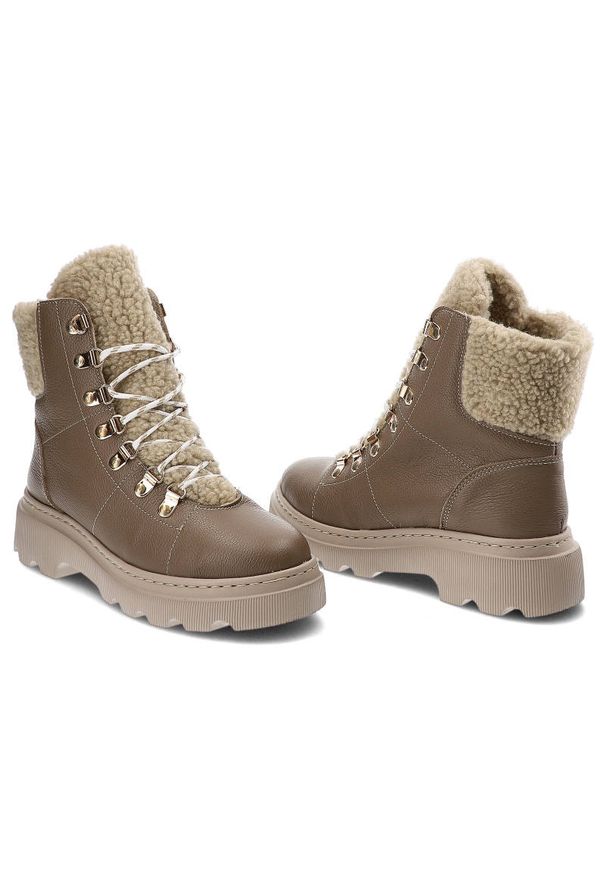 Botki damskie Kampa, cholewka ze skóry naturalnej wnętrze ocieplane na płaskiej podeszwie, beż‑capuccino, Z538‑651‑650. Kolor: beżowy. Materiał: puch, futro, skóra, syntetyk. Szerokość cholewki: normalna. Sezon: zima. Obcas: na obcasie, na płaskiej podeszwie. Styl: elegancki. Wysokość obcasa: niski