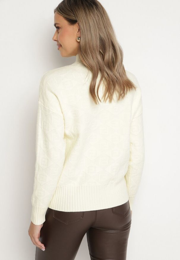Born2be - Jasnobeżowy Sweter Golf z Ozdobnym Tłoczeniem Zakończony Ściągaczem Melodiea. Typ kołnierza: golf. Kolor: beżowy. Materiał: materiał. Sezon: zima