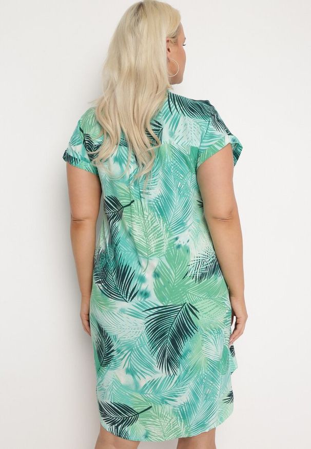 Born2be - Zielona Wiskozowa Tunika o Koszulowym Fasonie Lekko Asymetryczna Stoccia. Okazja: na co dzień. Kolor: zielony. Materiał: wiskoza. Styl: casual, klasyczny, elegancki