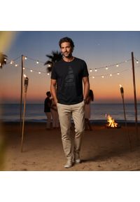 Męska Koszulka (T-Shirt) - Pako Jeans - Czarna, Motyw Żeglarski, Żagiel. Okazja: na co dzień. Kolor: czarny. Materiał: bawełna. Wzór: nadruk. Styl: casual #4