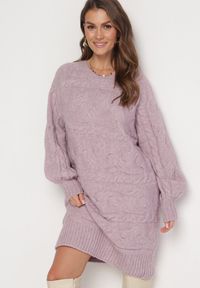 Born2be - Jasnofioletowy Oversizowy Sweter o Długim Kroju z Ozdobnym Splotem Sapodis. Kolor: fioletowy. Długość rękawa: długi rękaw. Długość: długie. Wzór: ze splotem