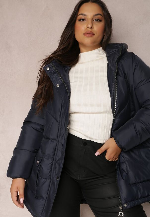 Renee - Granatowa Kurtka Pikowana Sabrino. Kolekcja: plus size. Kolor: niebieski. Materiał: materiał. Długość rękawa: długi rękaw. Długość: długie