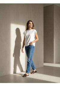 Sinsay - Jeansy comfort straight z efektem sprania - granatowy. Kolor: niebieski